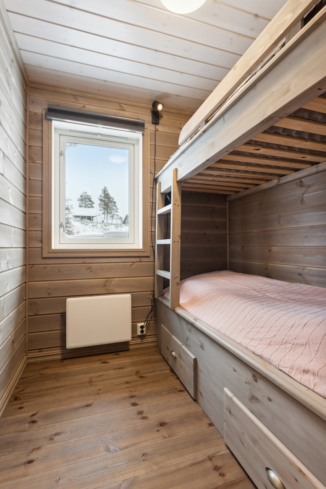 Hytta har totalt tre soverom. Trepanel på vegger og tak gir en varm følelse i rommet. Galleribilde