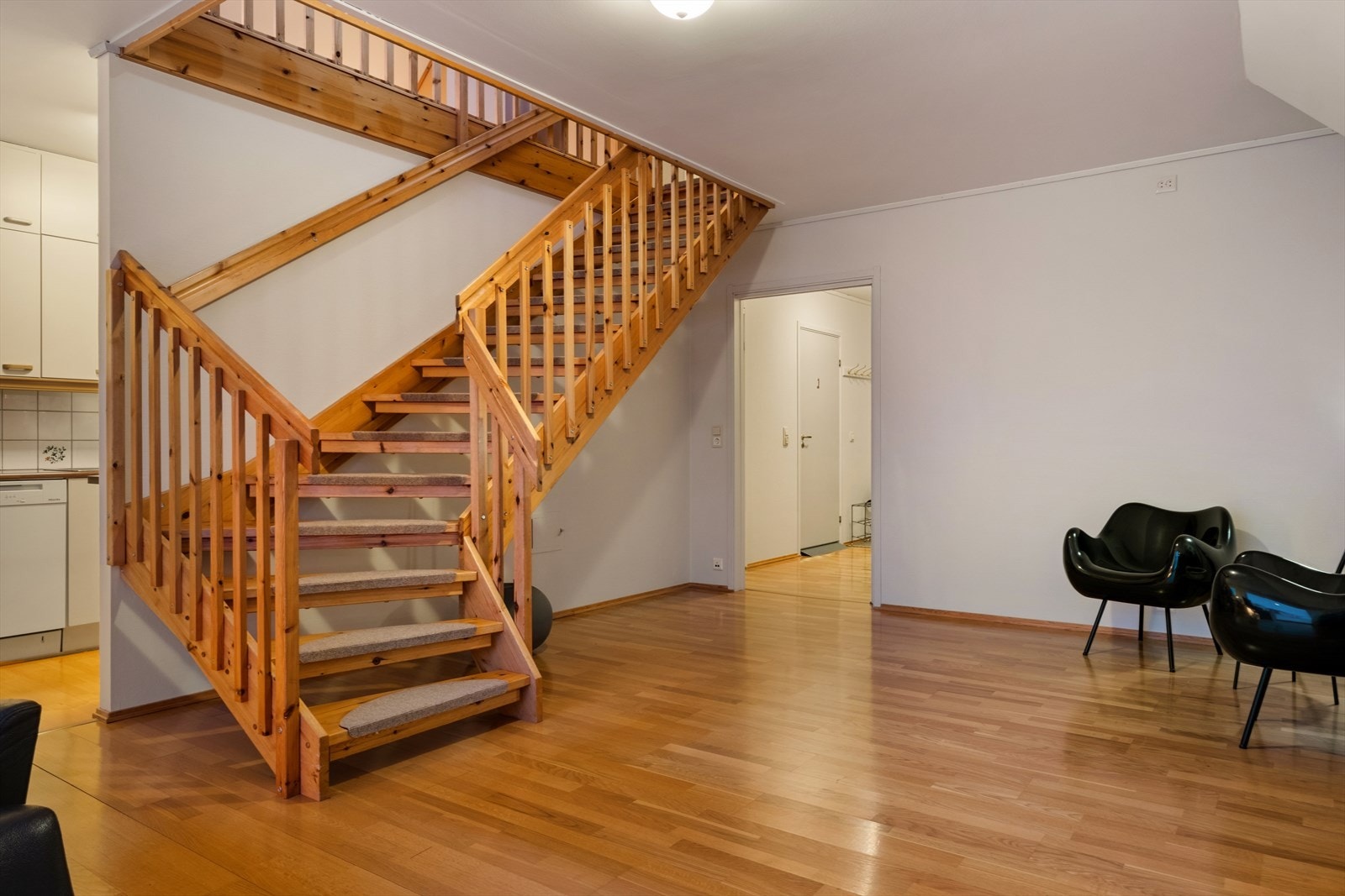 Stua med trapp opp til loftsstue. Galleribilde