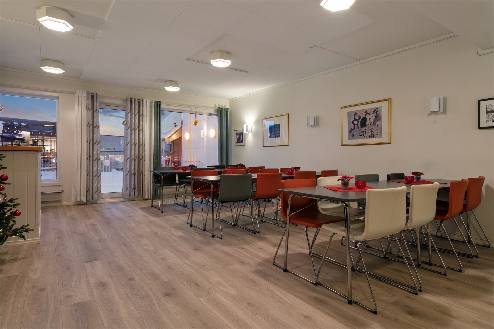 Rett over gangen er det tilgang til et flott fellesareal. Dette kan lånes vederlagsfritt ved forskjellige anledninger. Her er det også en stor balkong mot elva. Galleribilde