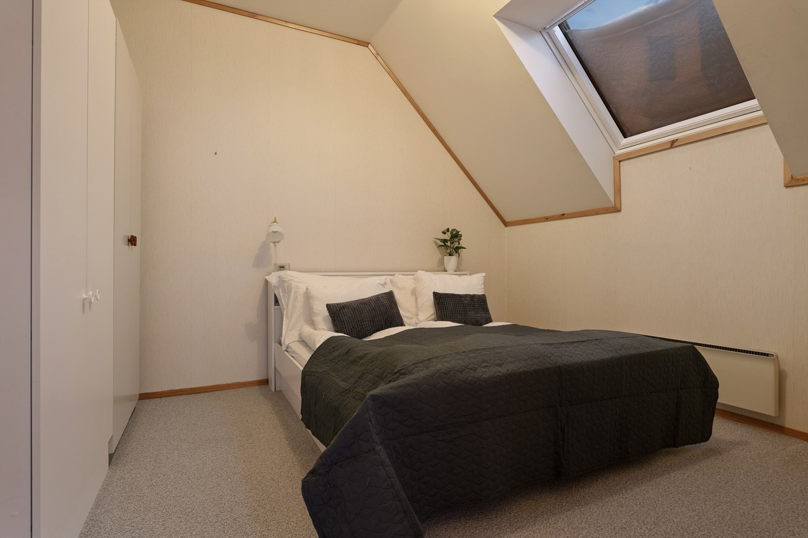 Soverom innenfor loftstue. Åpning og lukking av vindu samt solskjerming styres med fjernkontroll. Galleribilde