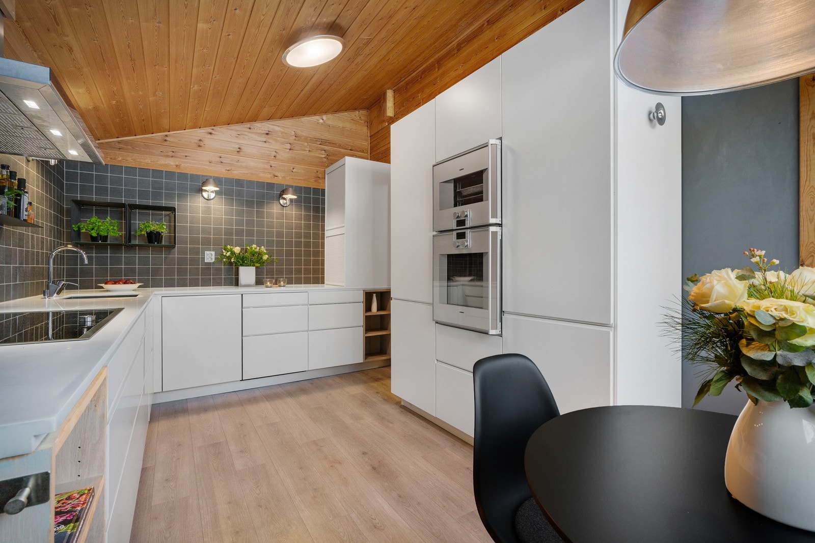 - Eksklusivt og tidløst kjøkken fra Multiform med ovn, kombidampovn og induksjonstopp fra Gaggenau - Galleribilde