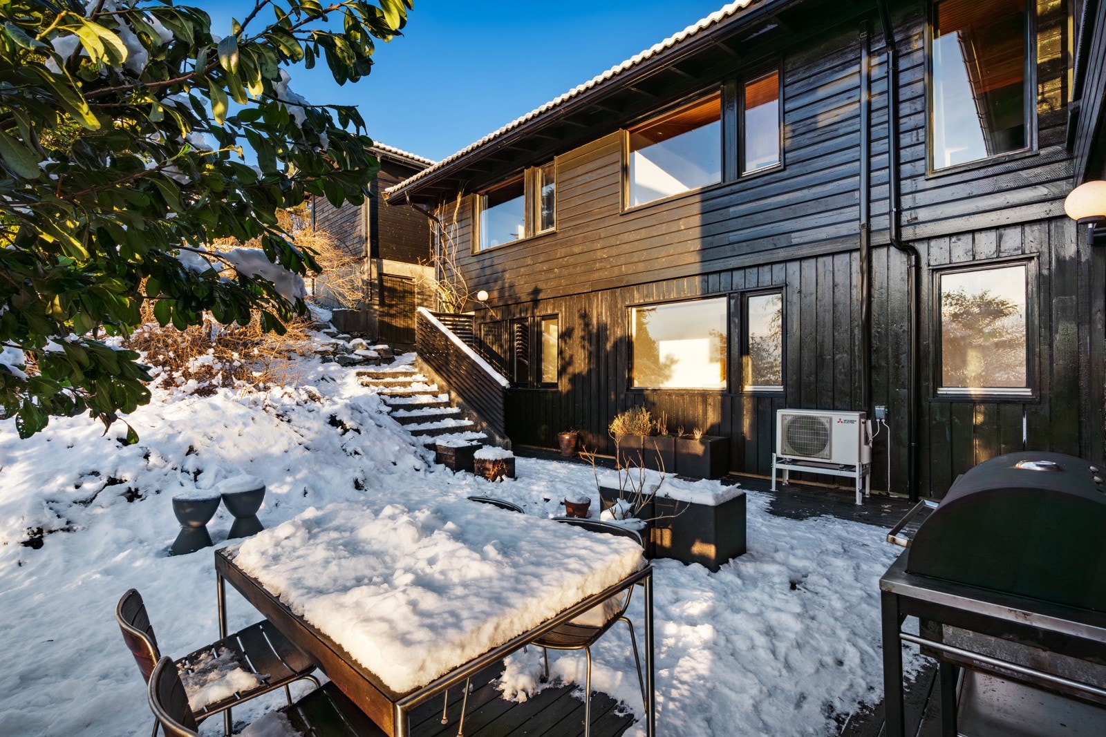 - Meget gode solforhold på eiendommen med sol fra morgen til ca. kl 21 sommerstid - Galleribilde