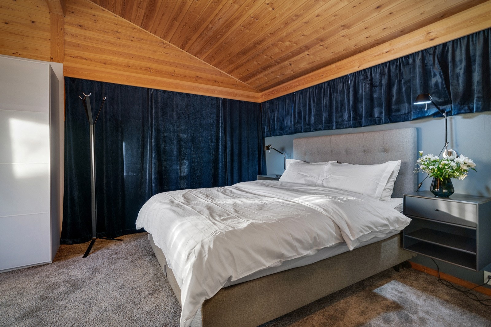 - Hovedsoverommet fremstår som svært romslig. Her har det tidligere vært to soverom - Galleribilde