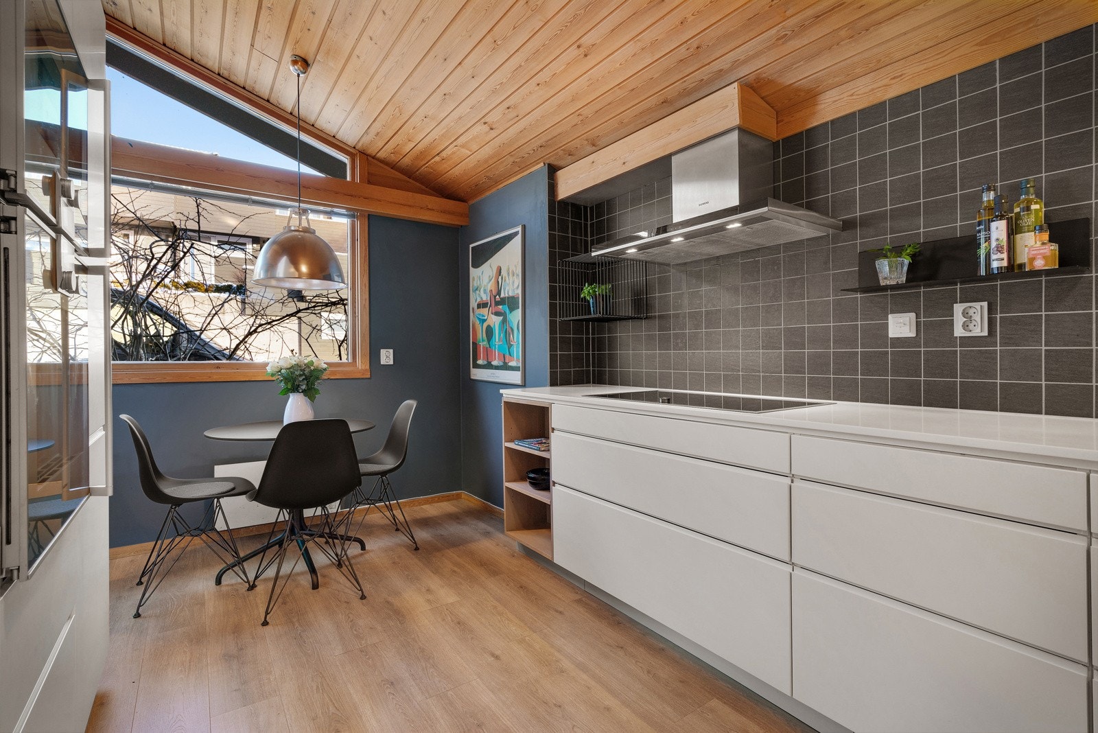 - Corian benkeplate i kompositt med underlimt Blanco vask. Plass til stort spisebord på kjøkken - Galleribilde