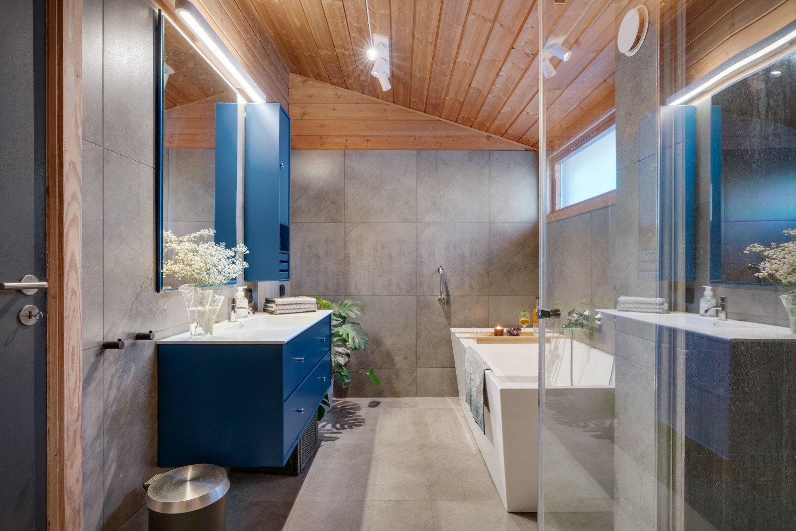 - Badet i hovedetasjen ble pusset opp i 2019 - Galleribilde