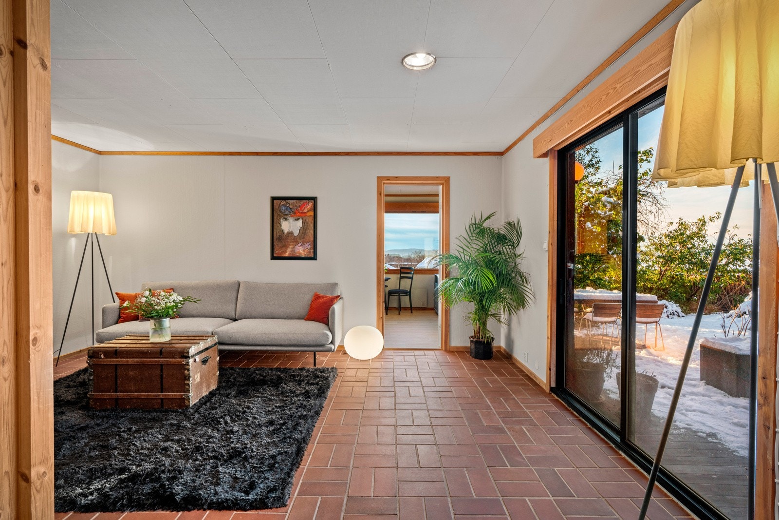 - Herfra er det utgang til en stor terrasse på hele 43 kvm - Galleribilde