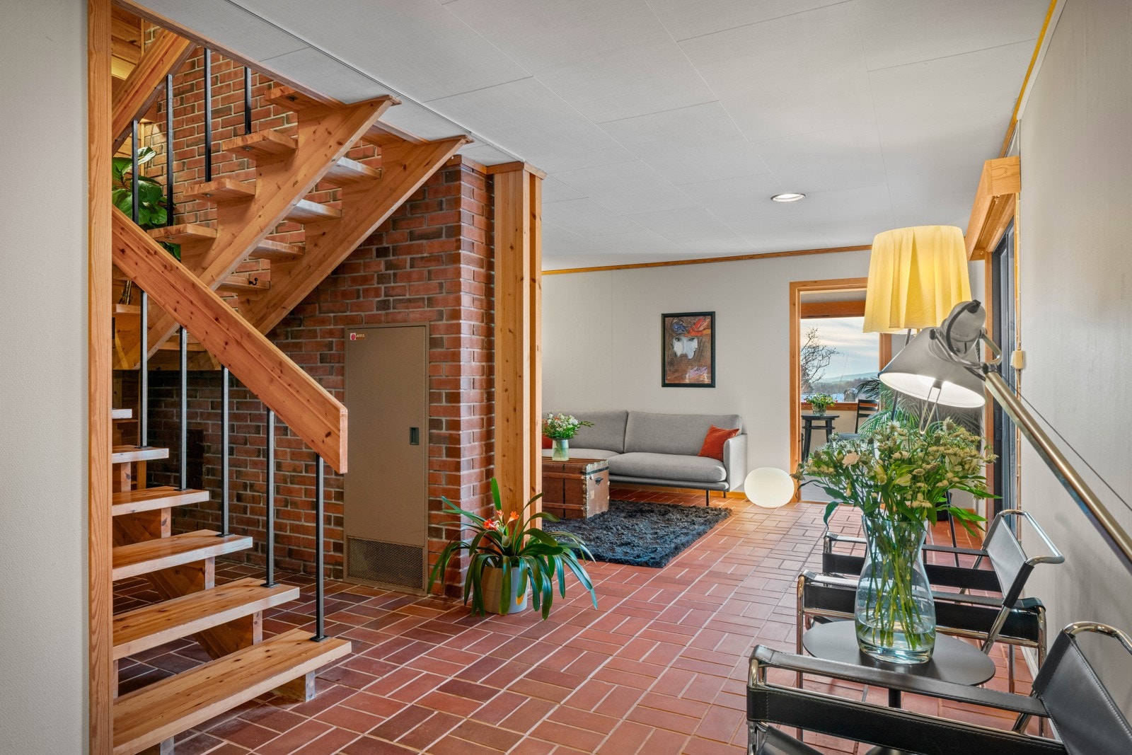 - Underetasjen byr på en romslig kjellerstue med god plass til sofaavdeling, tv-stue eller ungdomsavdeling - Galleribilde