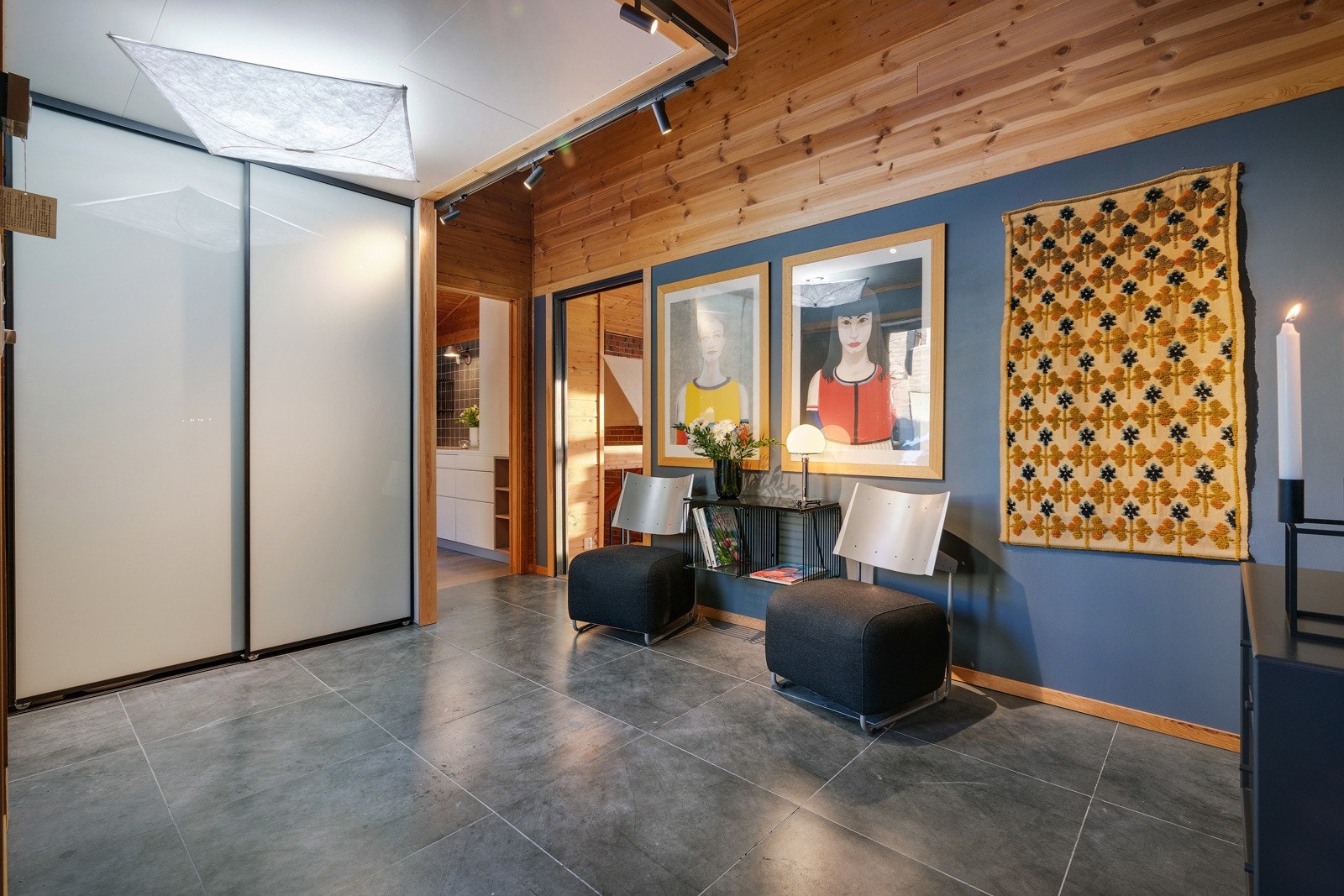 - Skyvedørsgarderobe i entrèen med rikelig av lagringsplass - Galleribilde