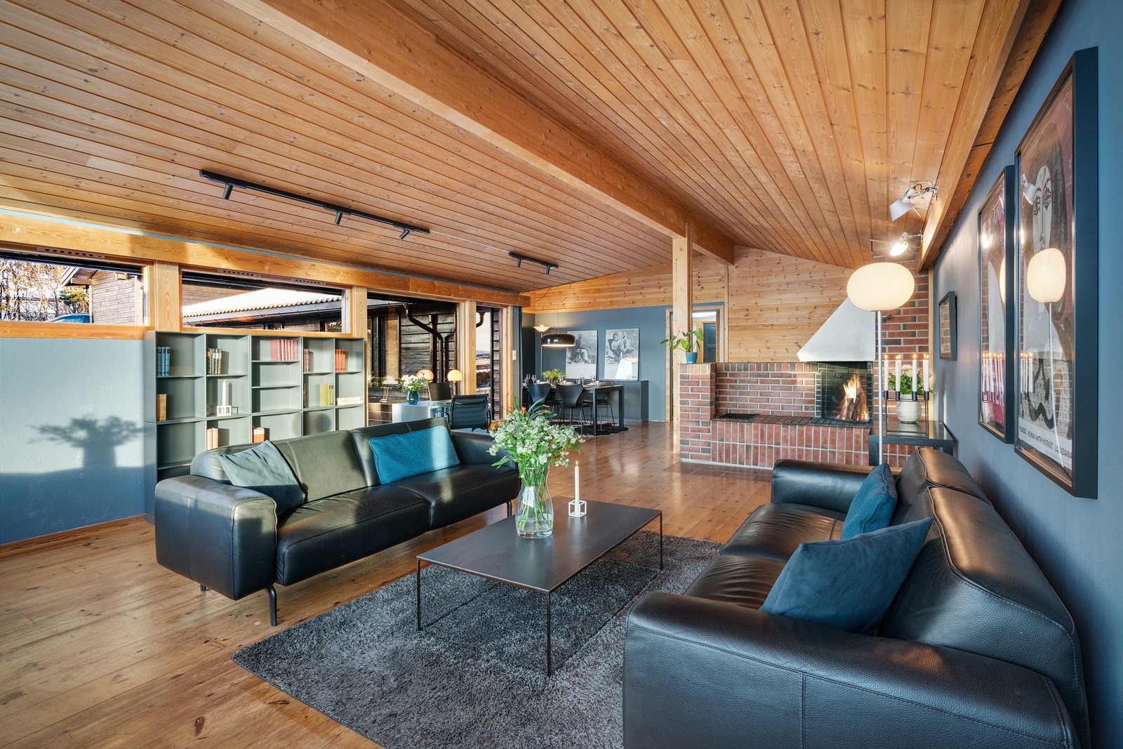 - Boligen oppleves svært romslig og innbydende, og byr på en gjennomtenkt planløsning med gode oppbevaringsløsninger og flere soner som gjør det enkelt å tilpasse boligen til ulike behov - Galleribilde