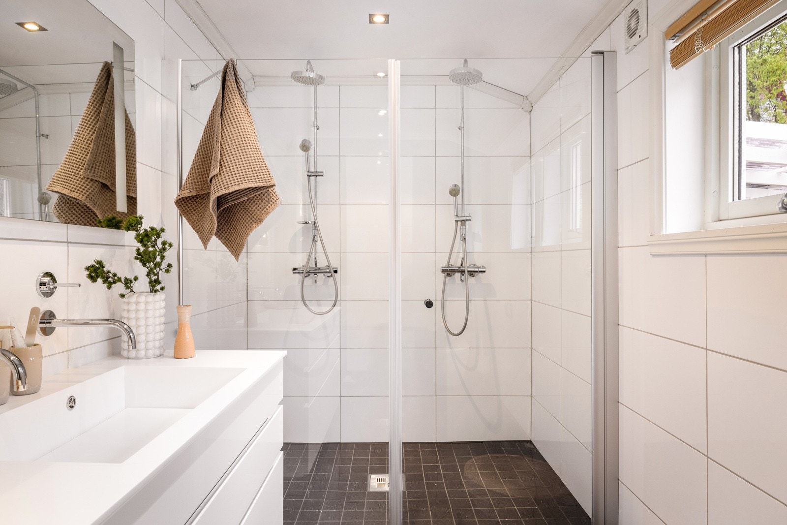 Ett av husets tre bad. Galleribilde