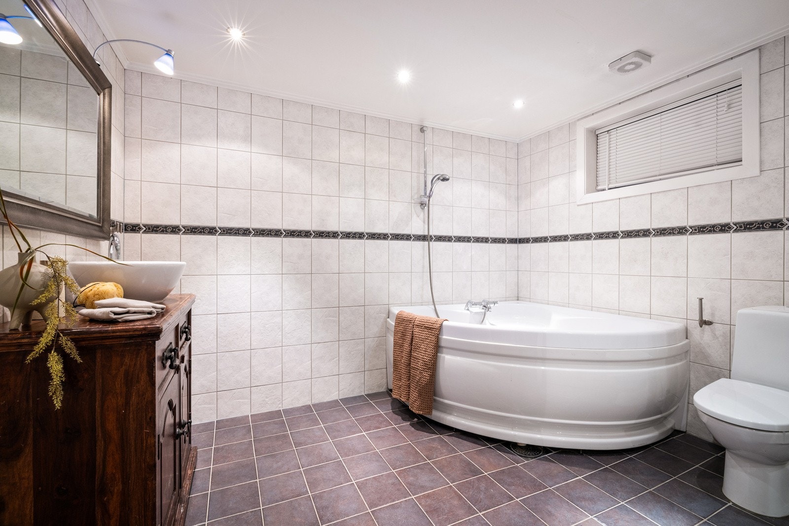 Stort og godt bad med hjørnebadekar. Galleribilde