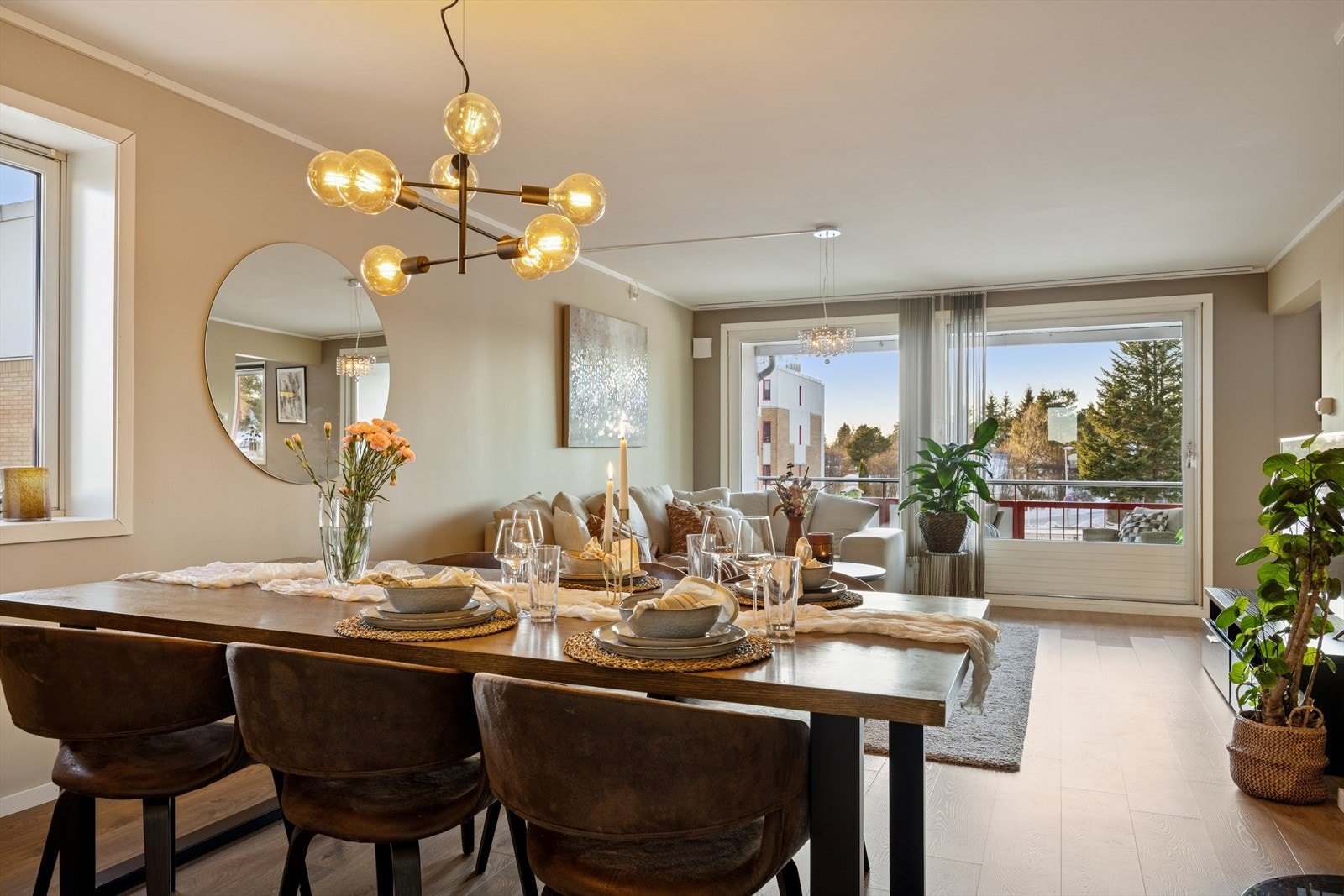 Lys og trivelig stue med naturlig sone for større spisebord for sosiale sammenkomster. Galleribilde