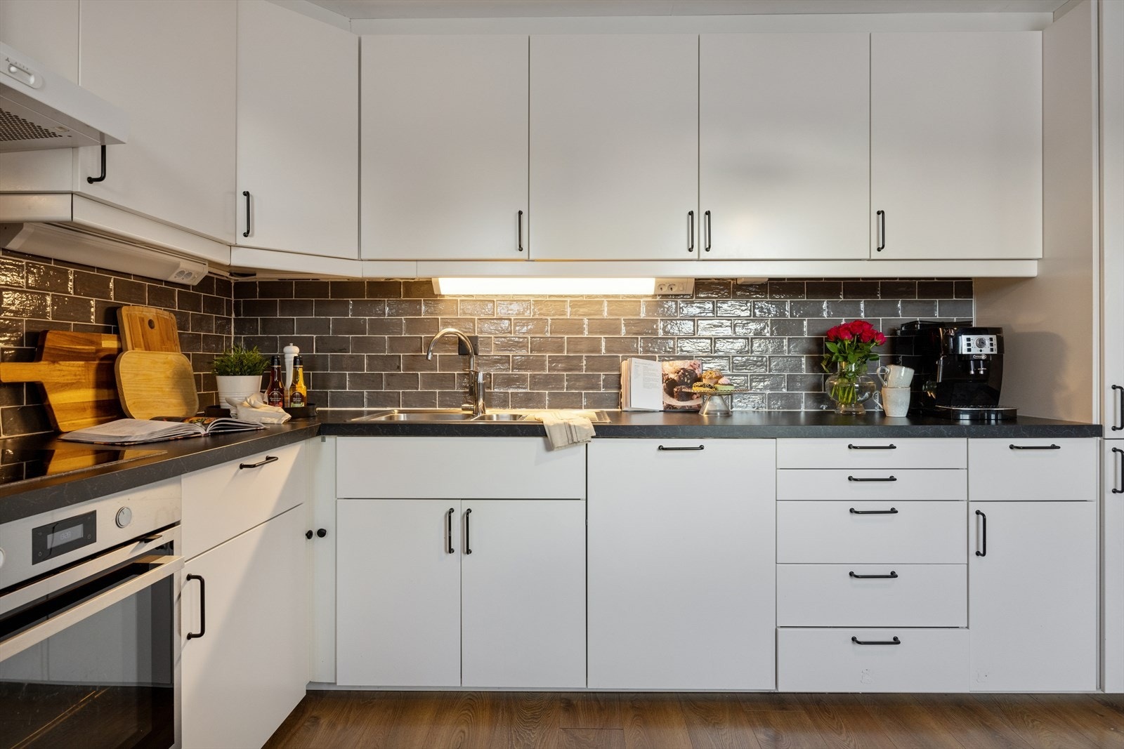 Kjøkkenet har integrert kombiskap, oppvaskmaskin, platetopp, stekeovn og ventilator. Galleribilde