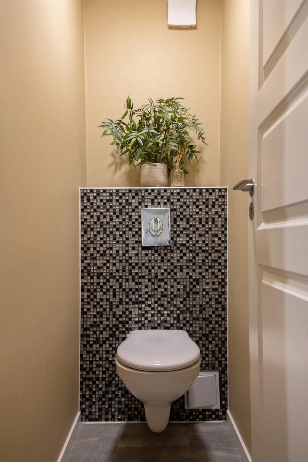 WC målt til 1,2m², med vegghengt toalett. Galleribilde