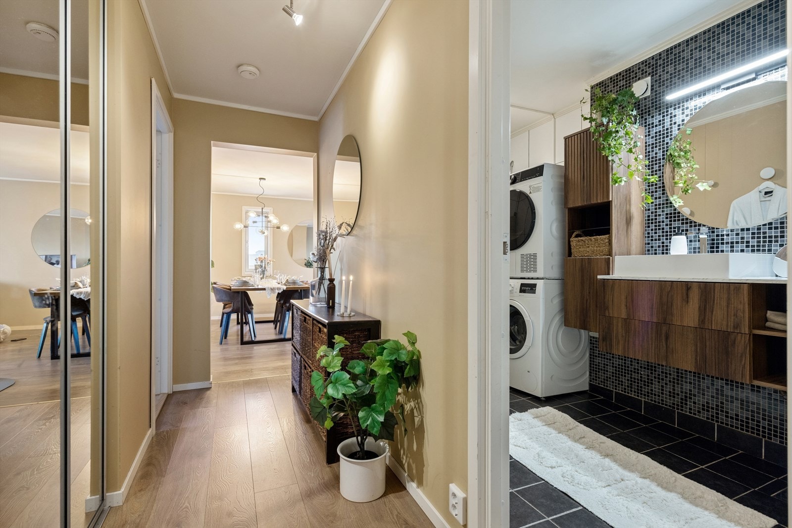 Fra gangen har du direkte tilgang til bad og WC, samt 2 soverom. Galleribilde