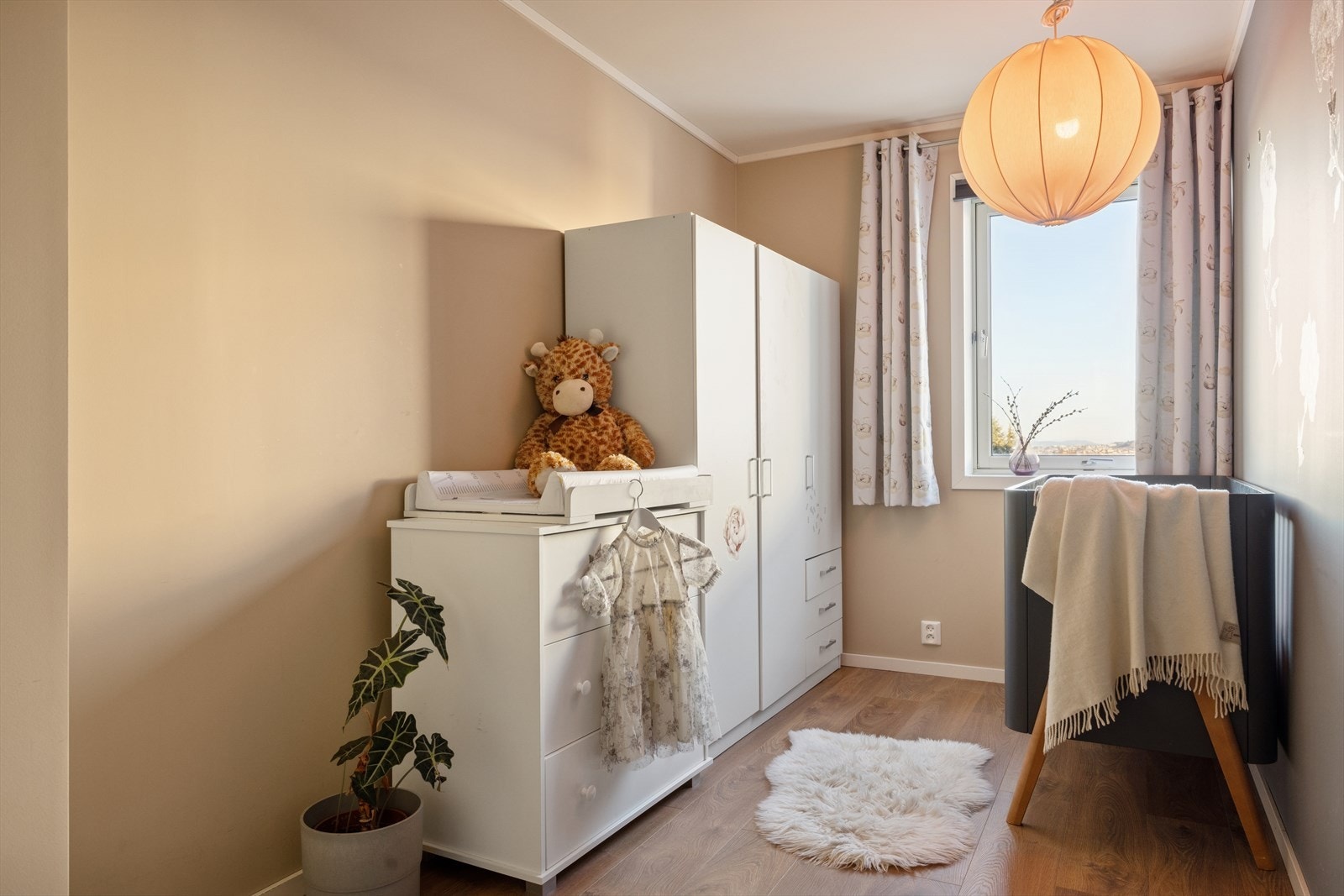 Soverom 2 er målt til 7,7m². Brukes i dag som barnerom. med god plass til garderobeløsning og seng. Galleribilde