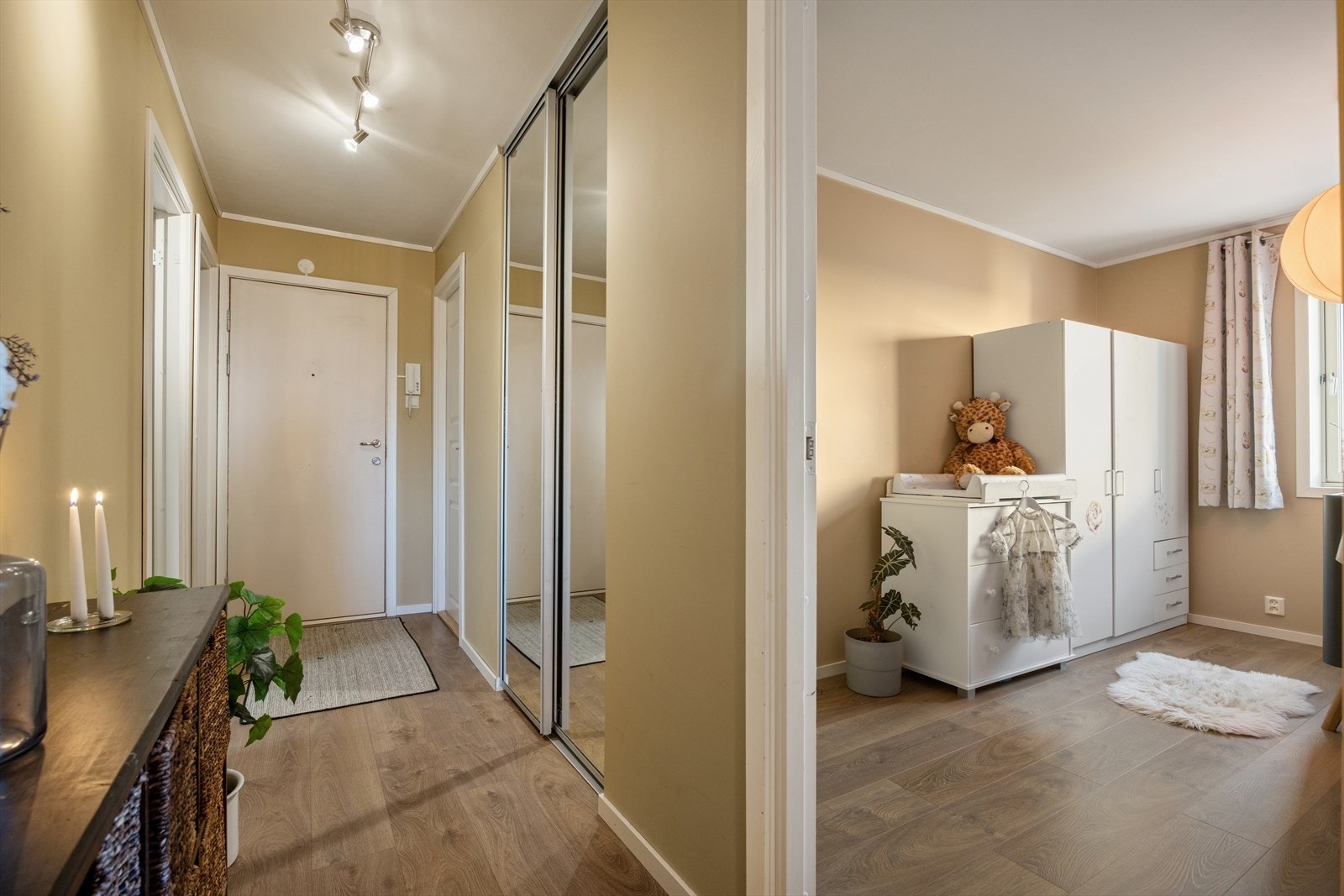 Velkommen inn! Gangen er innredet med en praktisk skyvedørsgarderobe. Galleribilde