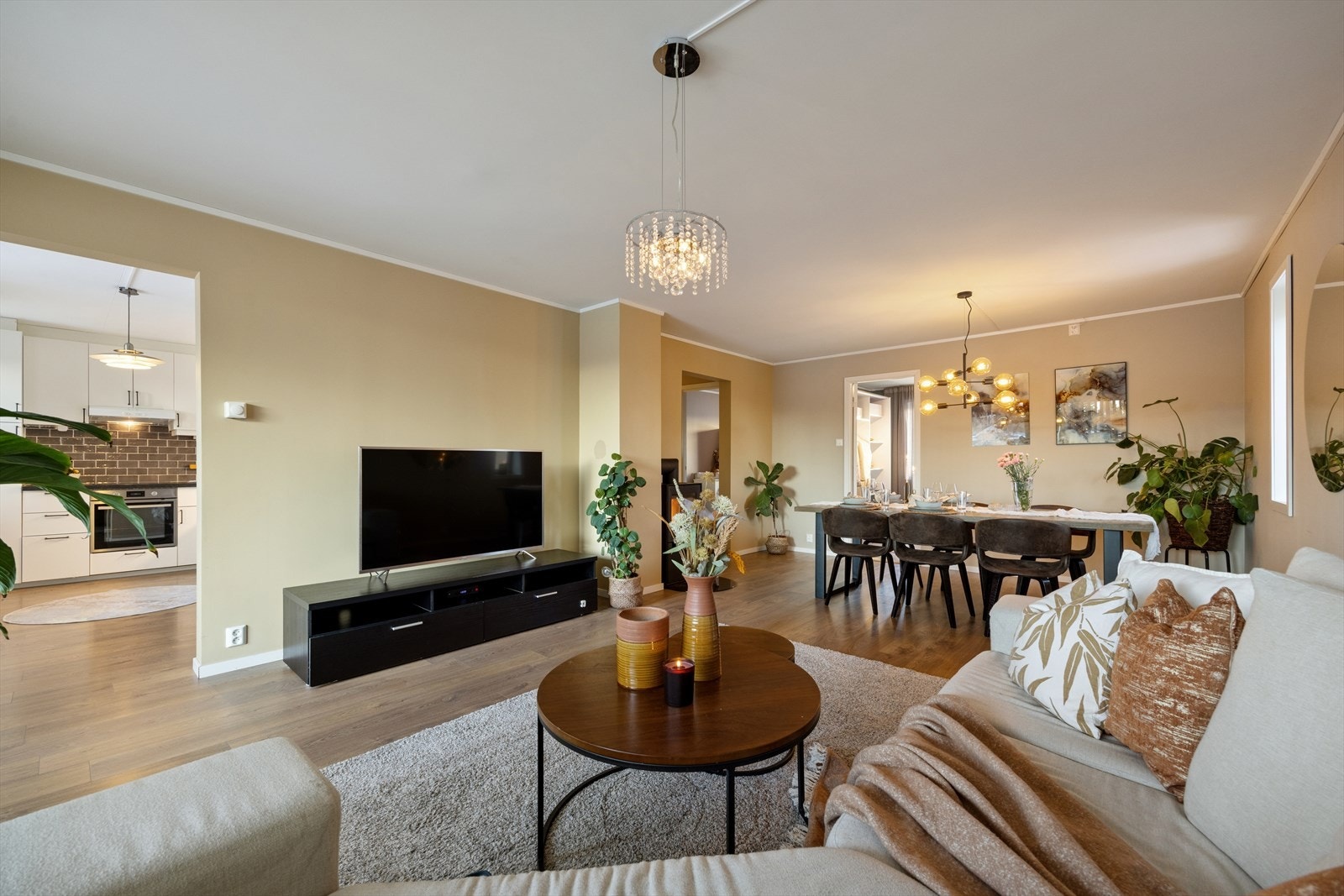 Stuen er målt til 29,2m², malt i duse farger Galleribilde