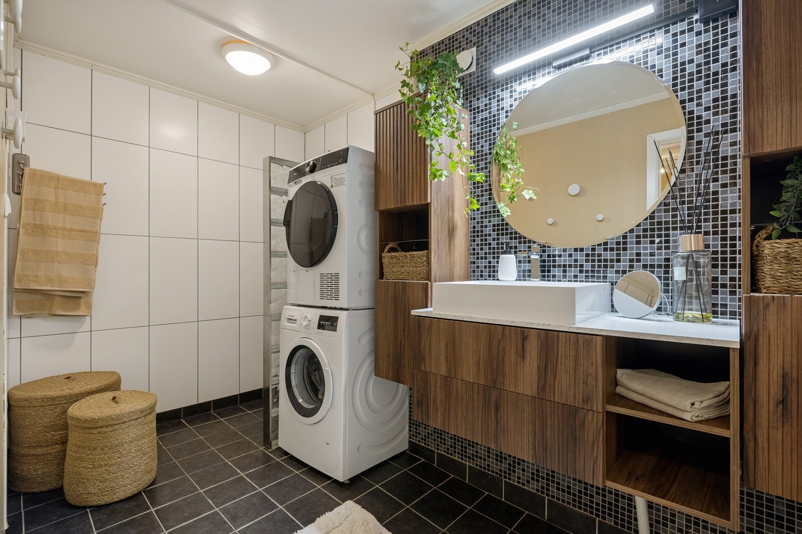 Lyst og funksjonelt baderom på 5,7 m², med god skapplass og oppbevaringsmuligheter. Galleribilde