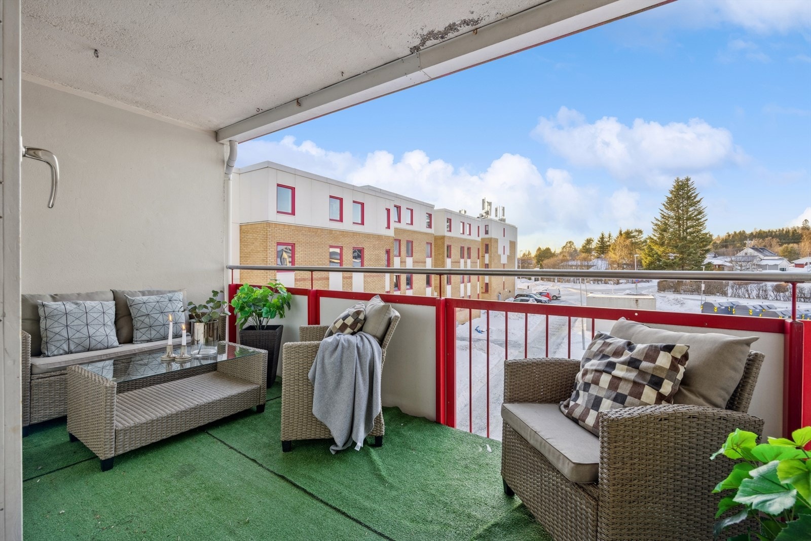 Balkong på 8m², med plass til en hyggelig sittegruppe. Gode solforhold på sommeren. Galleribilde