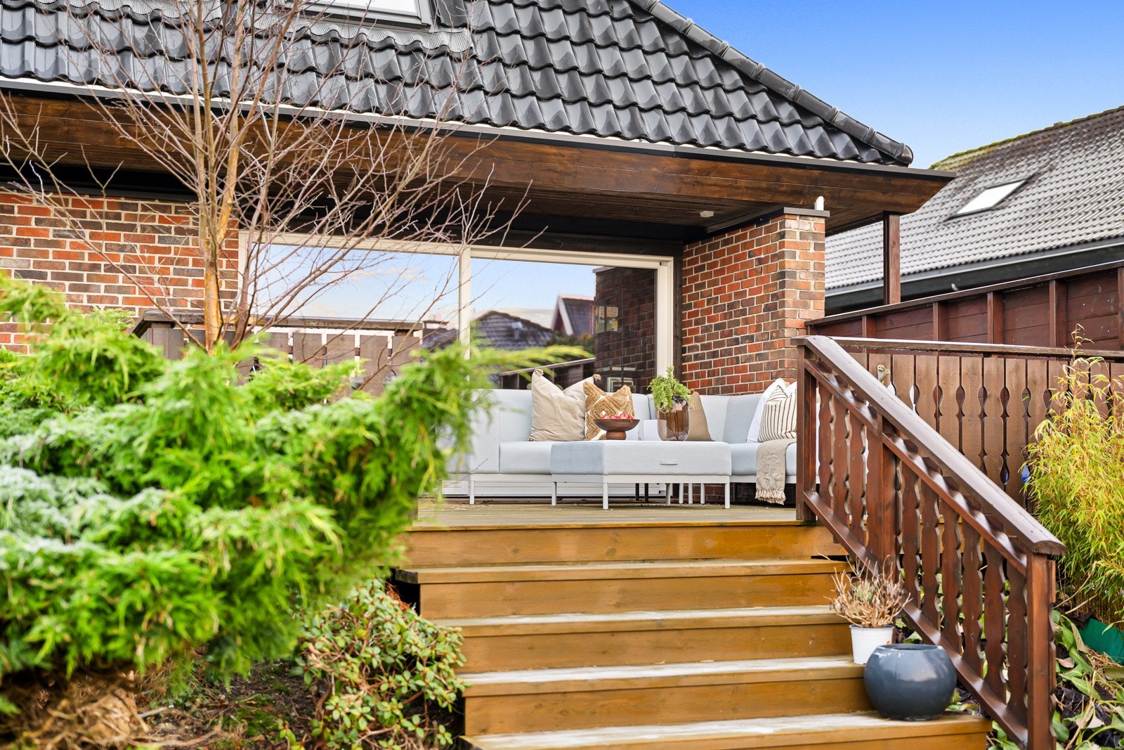 Fra stuen er det utgang til en romslig, hevet treterrasse som fungerer som boligens naturlige uteplass. Galleribilde