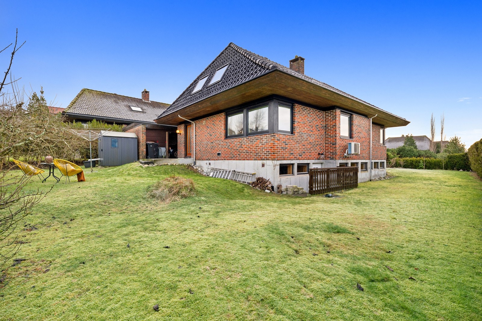 Dette er en eiendom som kombinerer romslig tomt, svært gode solforhold, flotte uteplasser og en ettertraktet beliggenhet nær sjø og rekreasjon, og som gir perfekte rammer for et aktivt og sosialt familieliv. Galleribilde