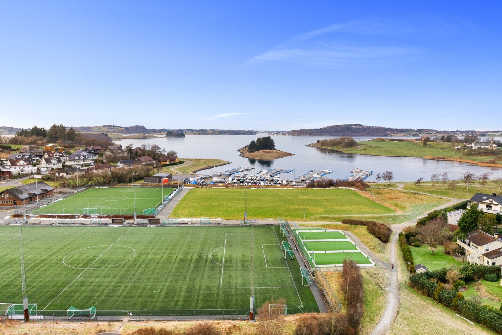 Stedet ligger tilbaketrukket, men likevel sentralt, nært et rikt servicetilbud og ikke minst en rekke perler ved sjøen. Galleribilde