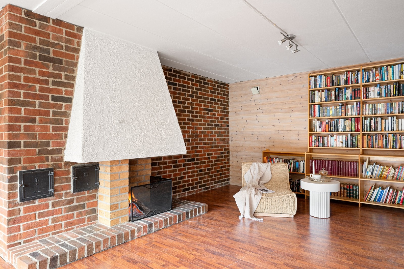 Rommet er innredet som et trivelig oppholdsrom med plass til både sofagruppe, mediesone og bibliotek, og egner seg utmerket som ungdomsavdeling, hjemmekino eller ekstra stue. Galleribilde