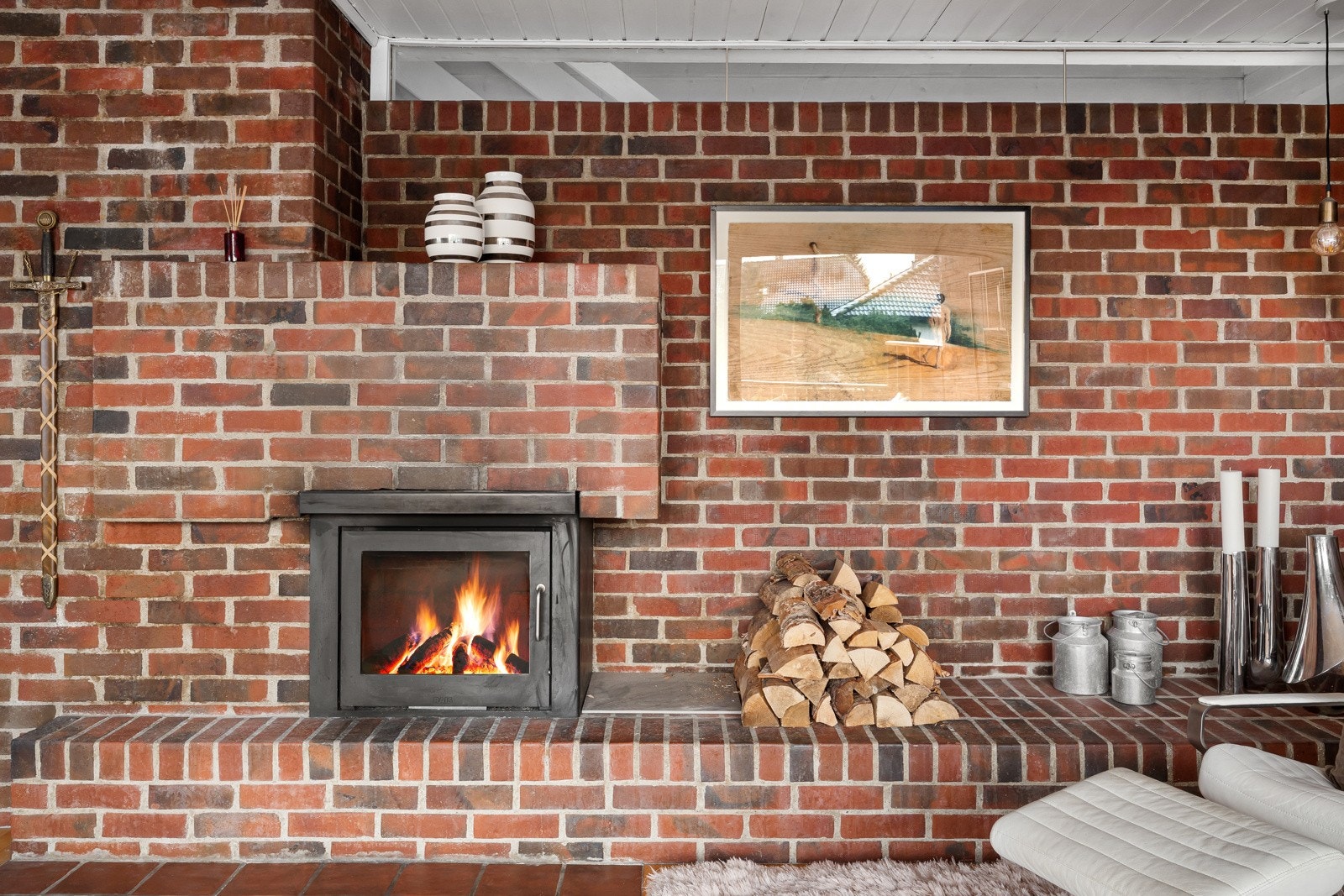 I stuen har man også en herlig vedovn som varmer godt på de kjølige dagene. Galleribilde