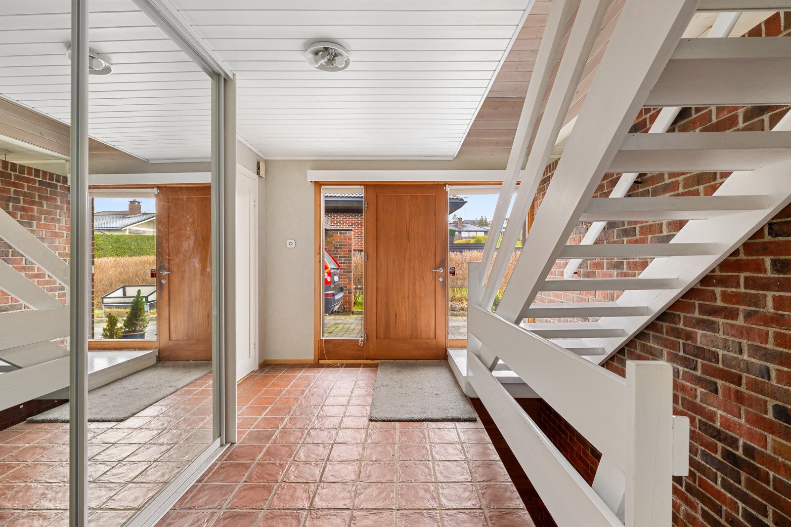 Entrèen er romslig med god plass til garderobeløsninger. Galleribilde