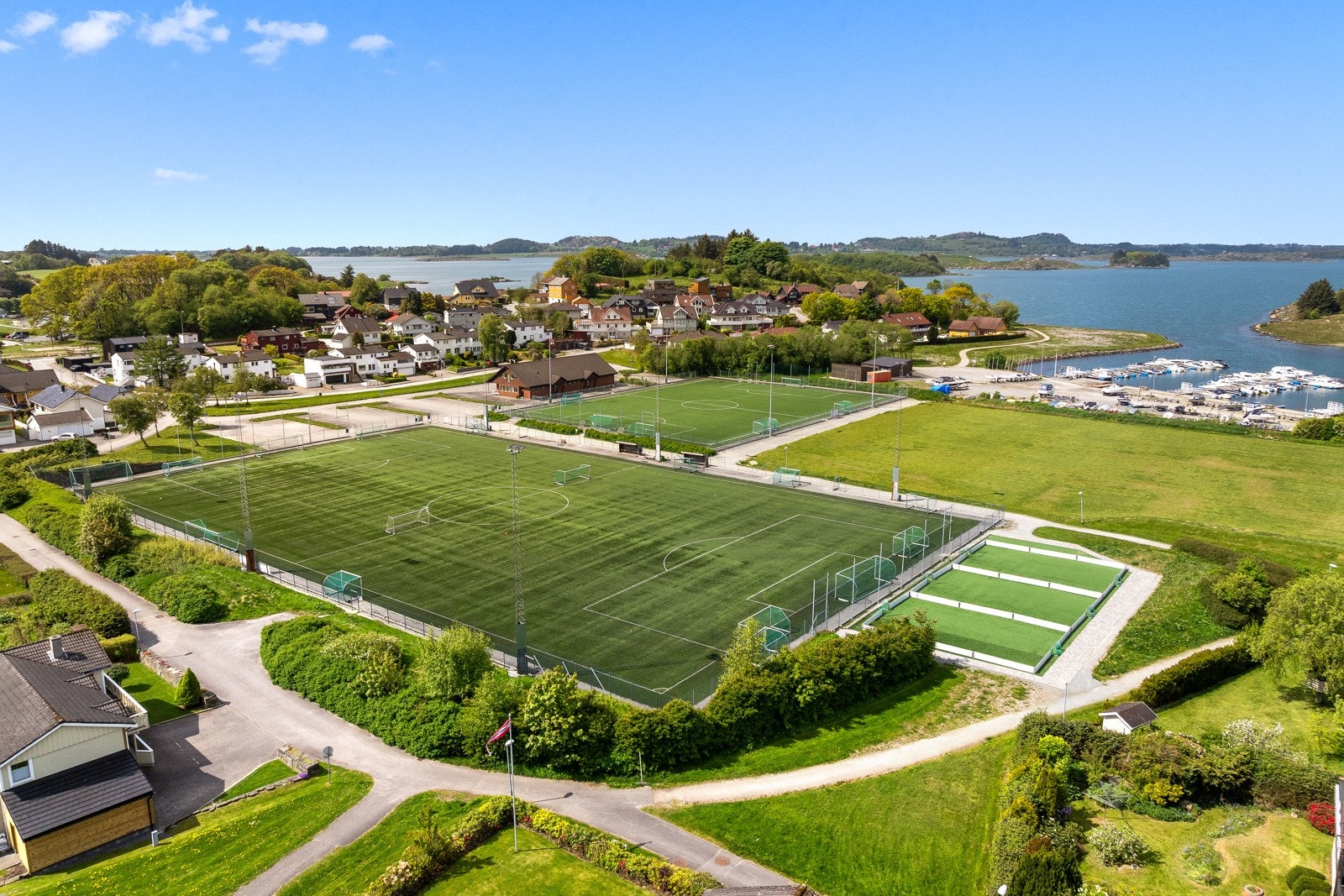 Eiendommen ligger i et rolig og etablert nabolag på Sørnes i Sola kommune, praktisk plassert mellom Forus og Stavanger. Galleribilde