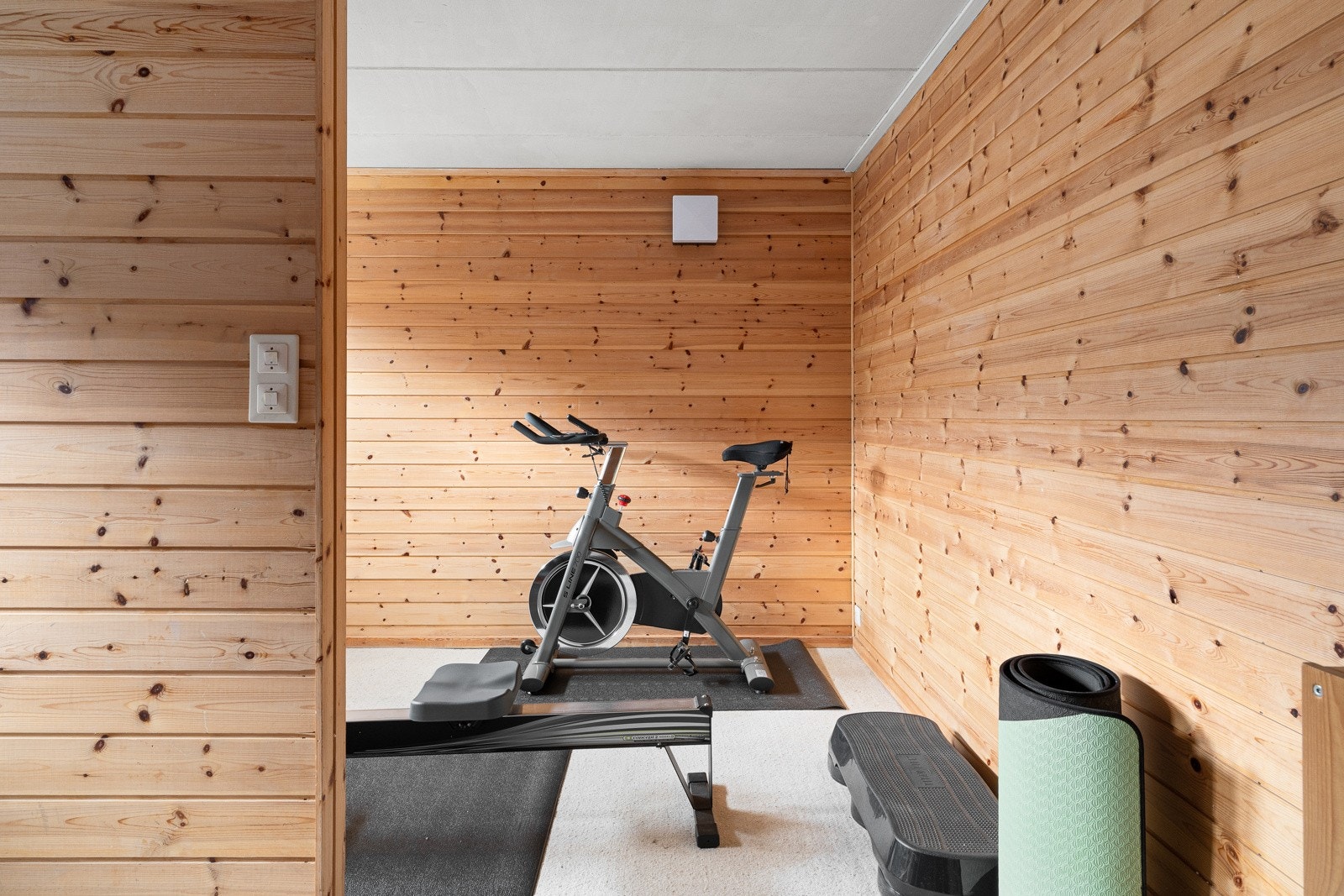 Videre inneholder etasjen flere rom som i dag benyttes til kontor, hobbyrom og treningsrom. Galleribilde