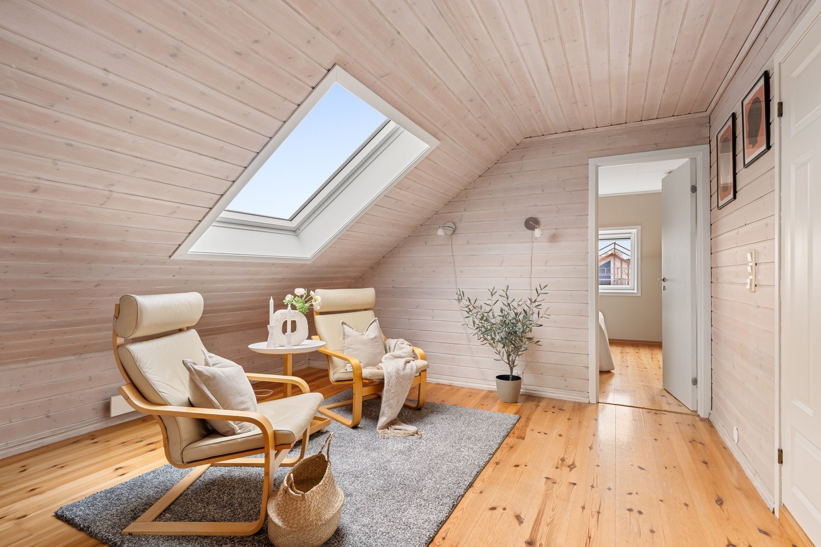 Loftsstuen danner et naturlig samlingspunkt i etasjen og fungerer utmerket som TV stue, lekeområde eller ekstra oppholdsrom. Galleribilde