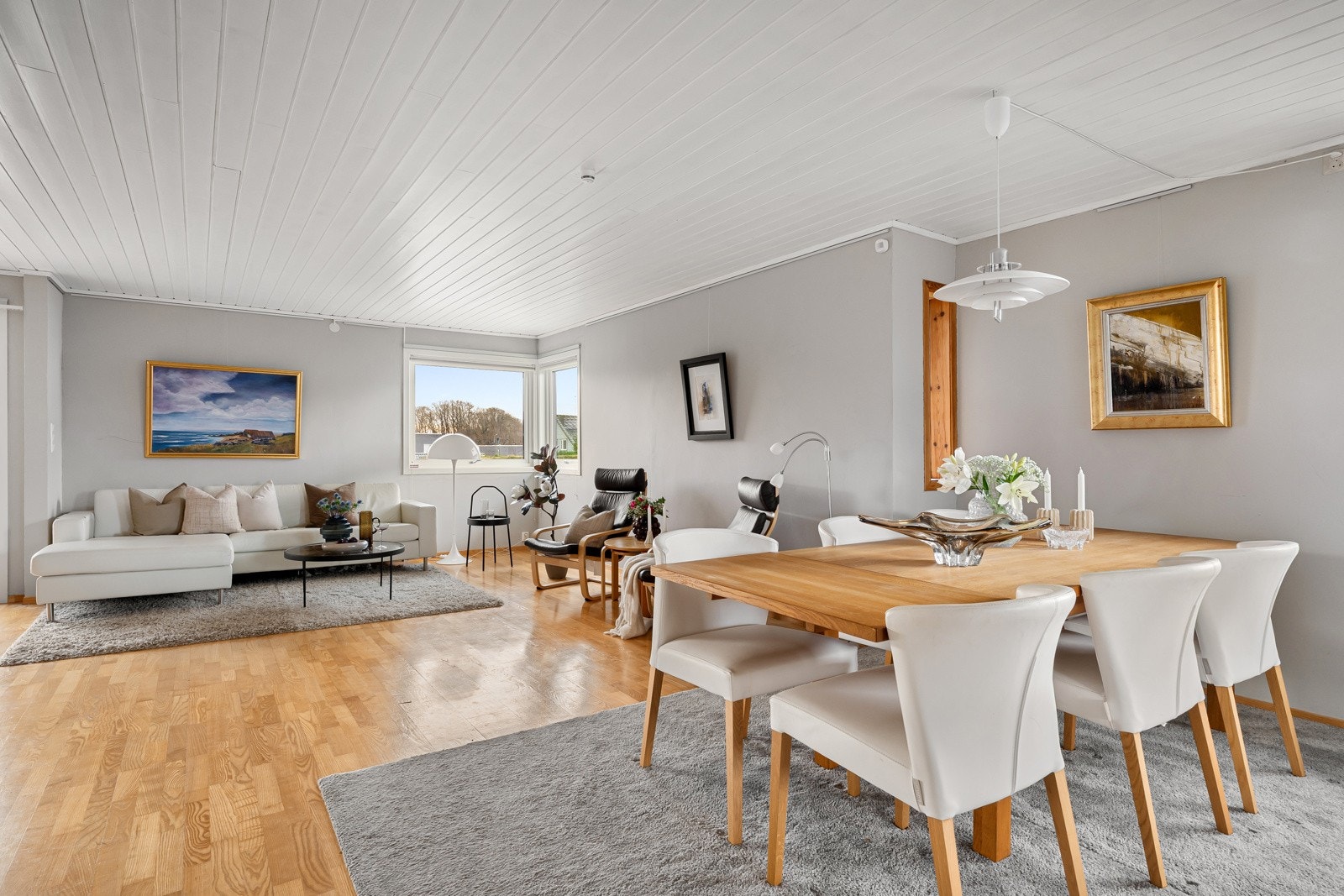 Spisestuen ligger naturlig tilknyttet stuen og har god plass til langbord. Galleribilde