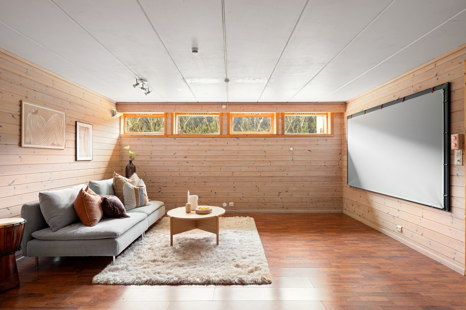 Underetasjen byr på et sjeldent stort og fleksibelt areal med et betydelig utviklingspotensial, og gir boligen en ekstra dimensjon når det gjelder bruksområder og fremtidige muligheter. Galleribilde