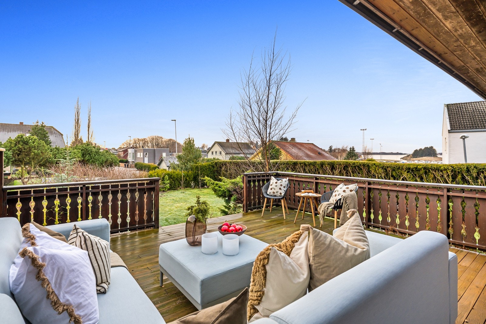 Terrassen har god plass til både spisegruppe og loungemøbler, og byr på svært gode solforhold gjennom store deler av dagen og kvelden. Galleribilde