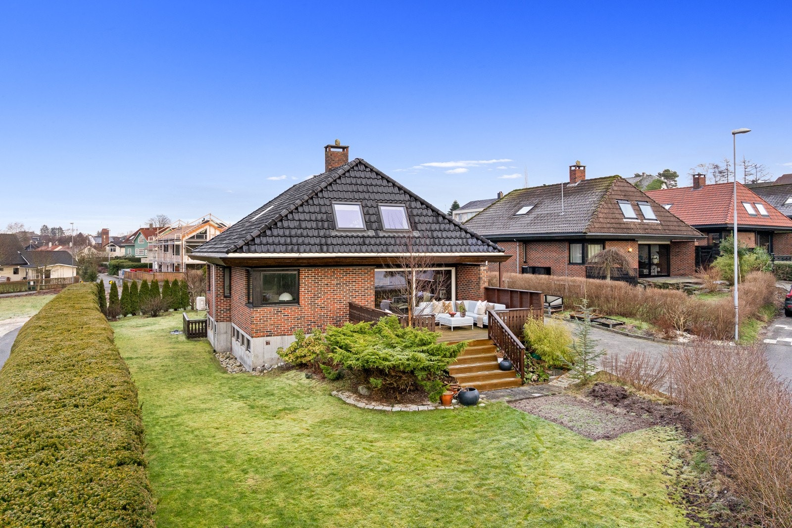 En innholdsrik og romslig enebolig med gjennomtenkt planløsning over tre etasjer, stor tomt på 731 kvm og attraktiv beliggenhet nær sjø og flotte rekreasjonsområder. Galleribilde