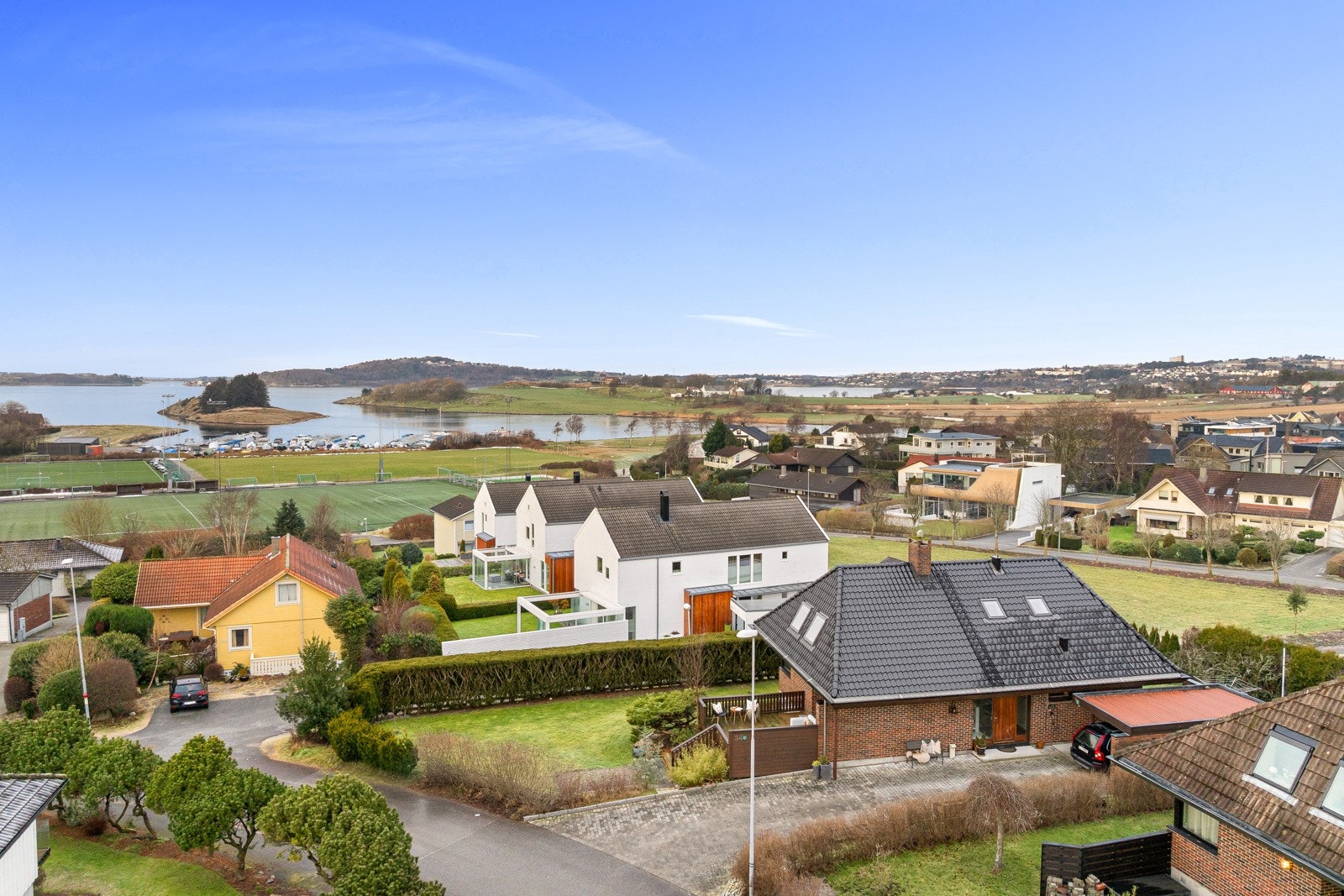 Eiendommen ligger på en romslig og solrik tomt på hele 731 kvm, pent opparbeidet og svært godt utnyttet, med flotte utearealer og en attraktiv beliggenhet i et veletablert og barnevennlig boligområde. Galleribilde