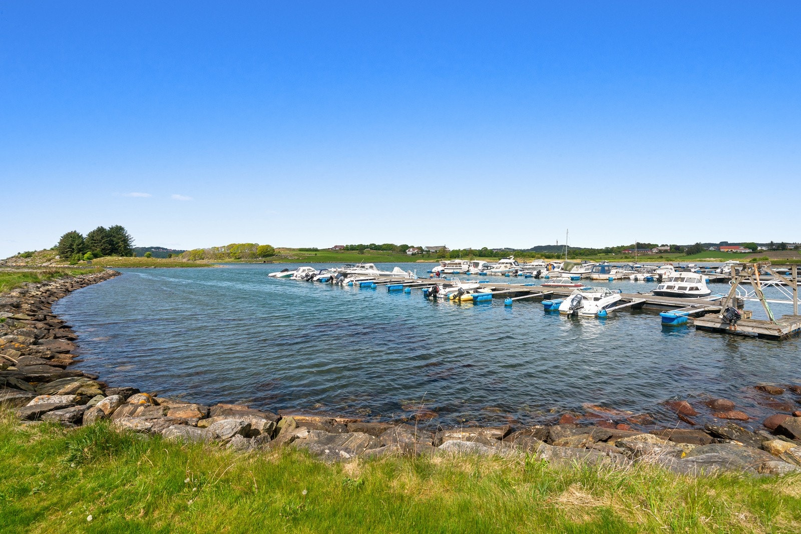 Fra boligen er det kort gangavstand til småbåthavn og flere herlige badeplasser, deriblant Ormen lange med populær sandstrand, grøntområder og sandvolleyballbane. Galleribilde