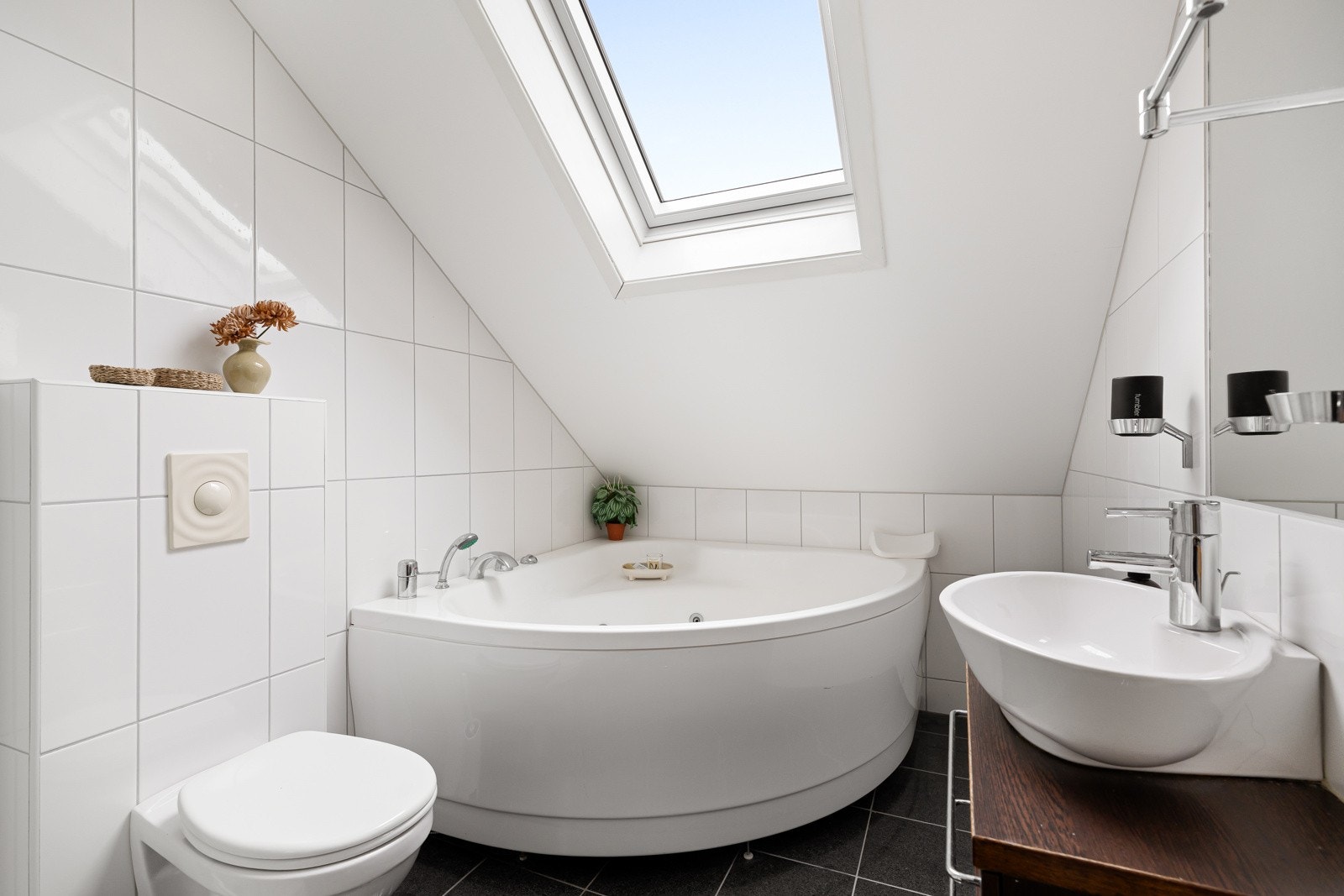 Det andre badet i etasjen er også etablert i 2006 og er praktisk plassert i felles sone. Galleribilde