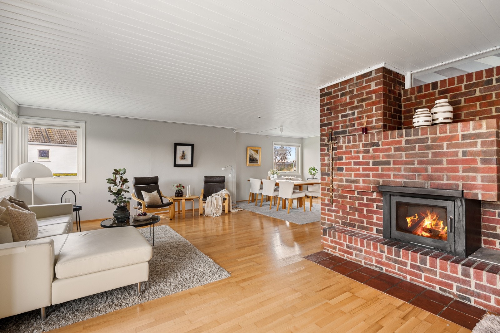 Her er det god plass til både sofagruppe og flere sittegrupper, og rommet har en lun atmosfære med peis som et naturlig blikkfang. Galleribilde