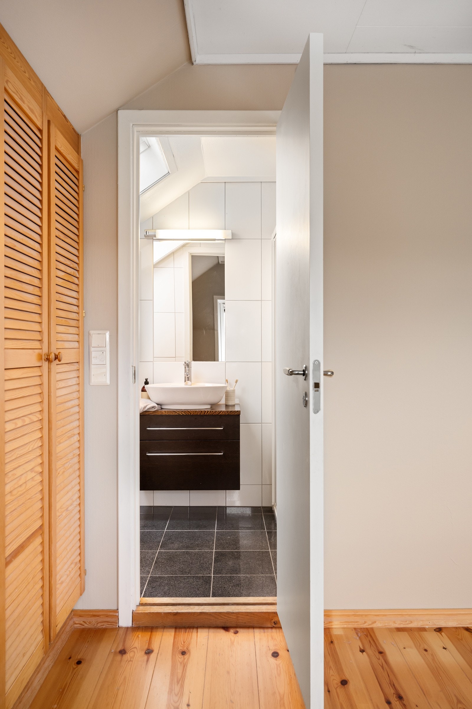 Fra hovedsoverommet er det direkte adkomst til eget bad, noe som gir en privat og komfortabel løsning i hverdagen. Galleribilde