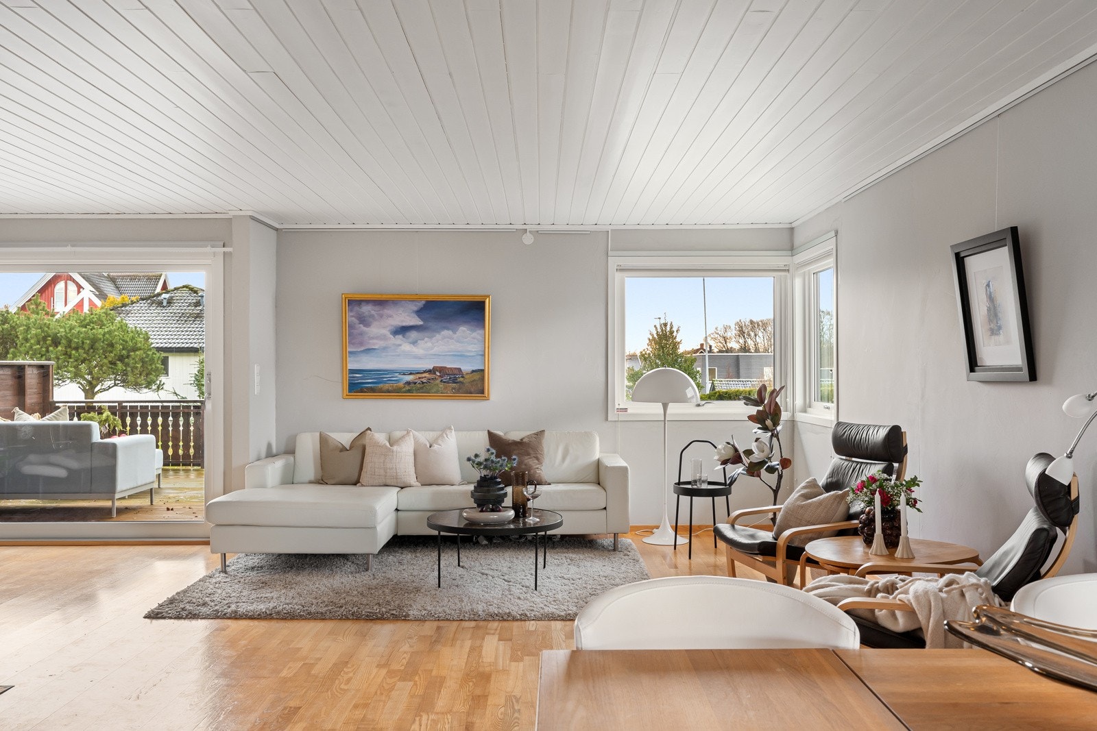 Utgang til terrasse gjør at man får en sømløs overgang mellom inne og ute, perfekt for både hverdag og selskap. Galleribilde