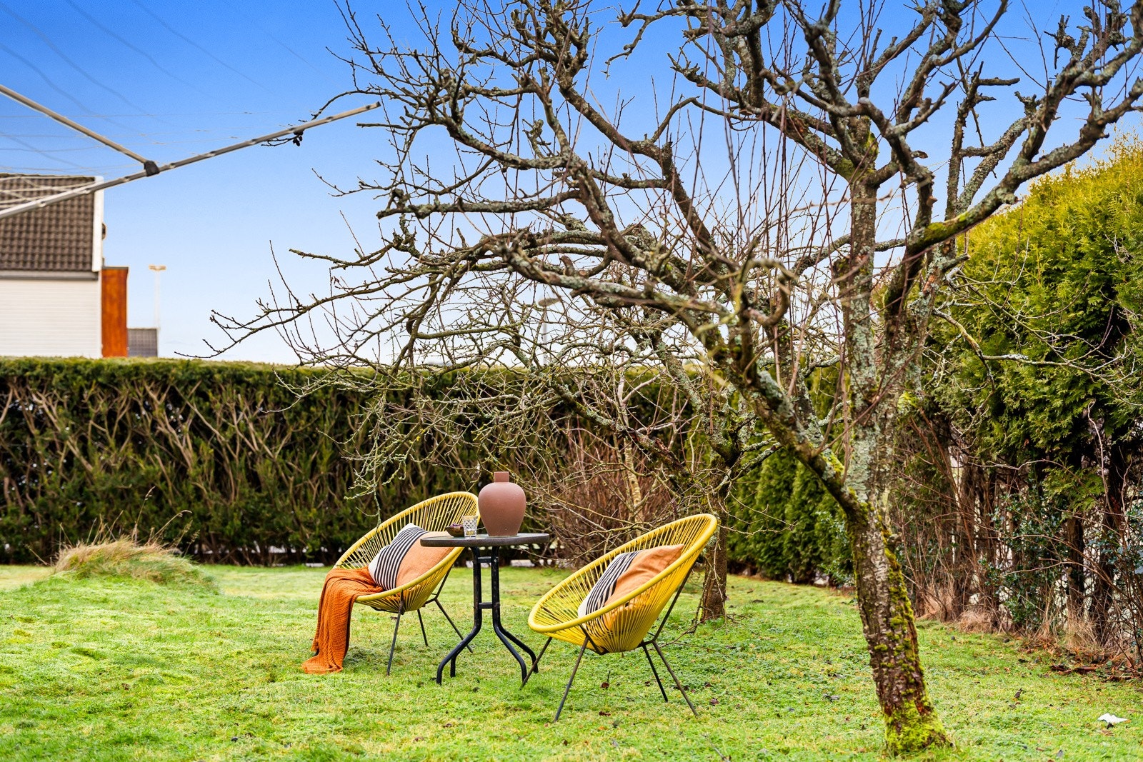 Den gode tomtestørrelsen gir rikelig med boltreplass for barn, gode soner for lek og aktivitet, samt plass til både sosiale sammenkomster og rolige stunder i solen. Galleribilde