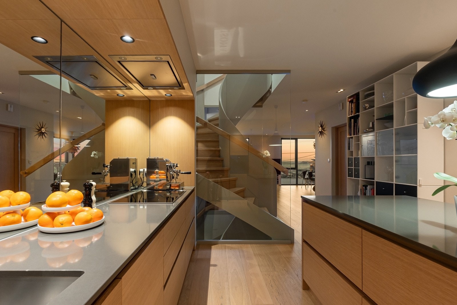 Det er støpekompositt benkeplate med underlimt kompositt oppvaskkum. Det er montert speilplater over kjøkkenbenk samt spotter i løsning over. Galleribilde