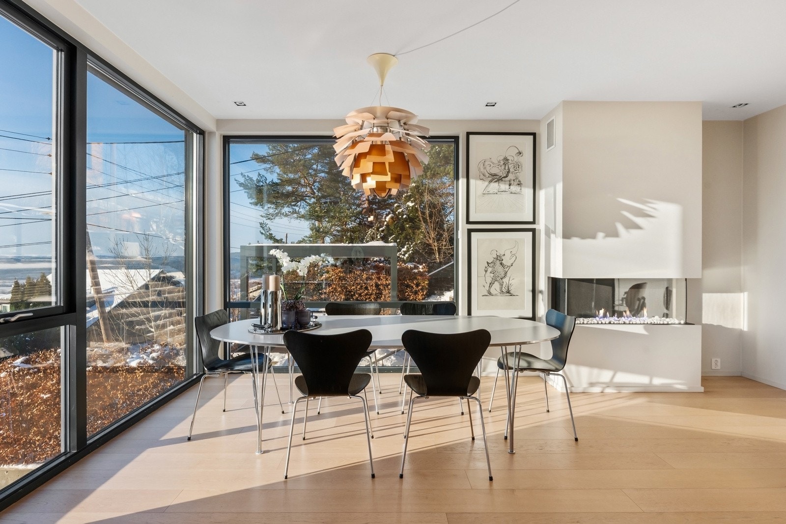 Boligen har en koselig gasspeis som gir både varme og en hyggelig atmosfære på kalde dager. Galleribilde