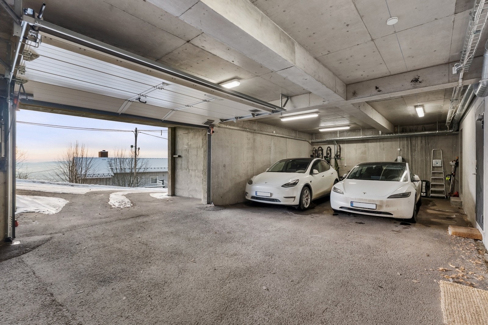 I direkte tilknytning til boligen følger to biloppstillingsplasser i oppvarmet garasje med elbillader. Galleribilde