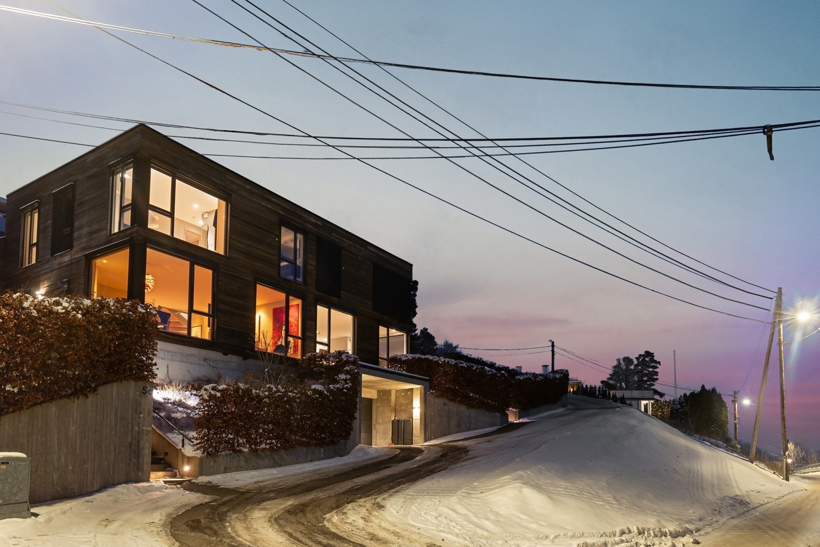 Dette er en moderne og gjennomført halvpart av tomannsbolig fra 2018, med eksklusive materialvalg og høy standard. Galleribilde