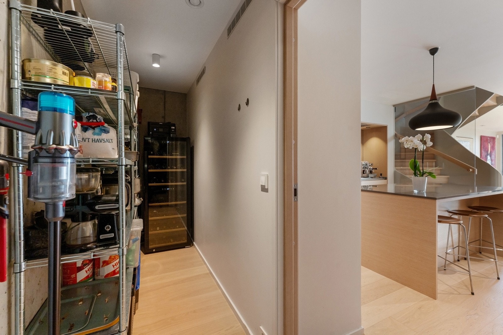 Fra kjøkkenet har man tilgang til to innvendige boder som gir ekstra oppbevaringsplass. Galleribilde