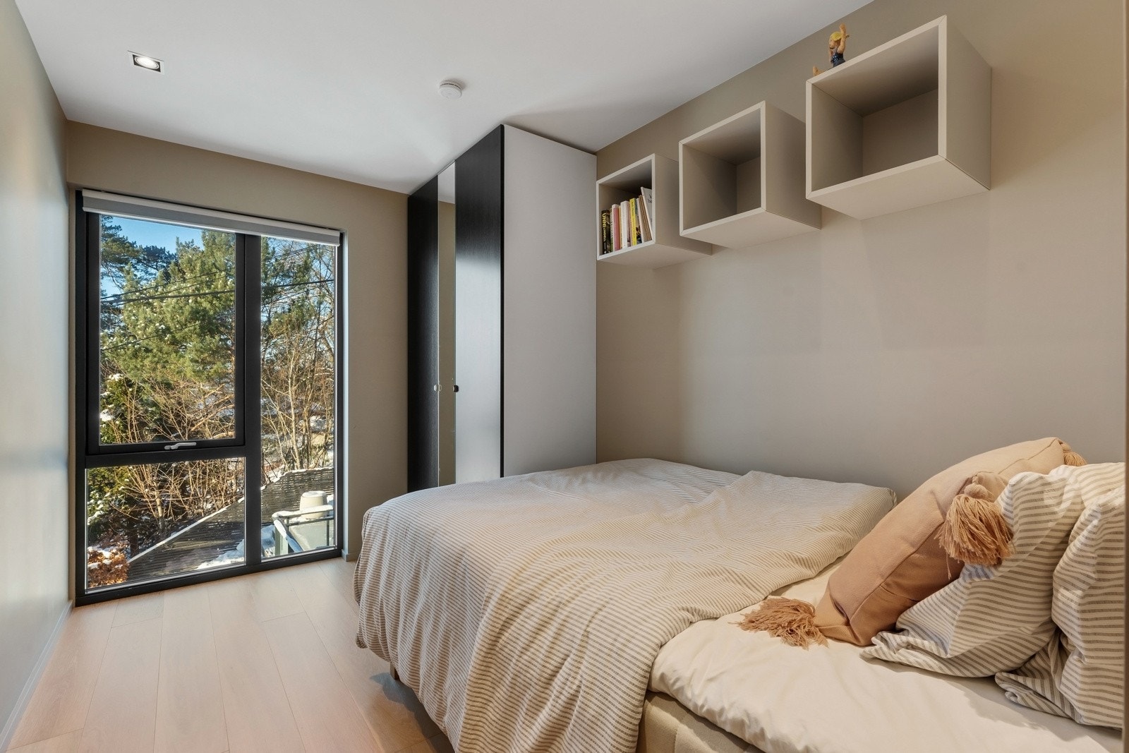 Begge rommene har garderobeskap som gir god oppbevaringsplass for klær og sengetøy. Galleribilde